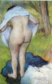 エドガー・ドガ Painting - 服を引っ張る裸の女性 1885年 エドガー・ドガ